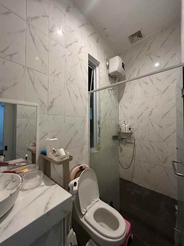 dijual rumah wisma lidah kulon