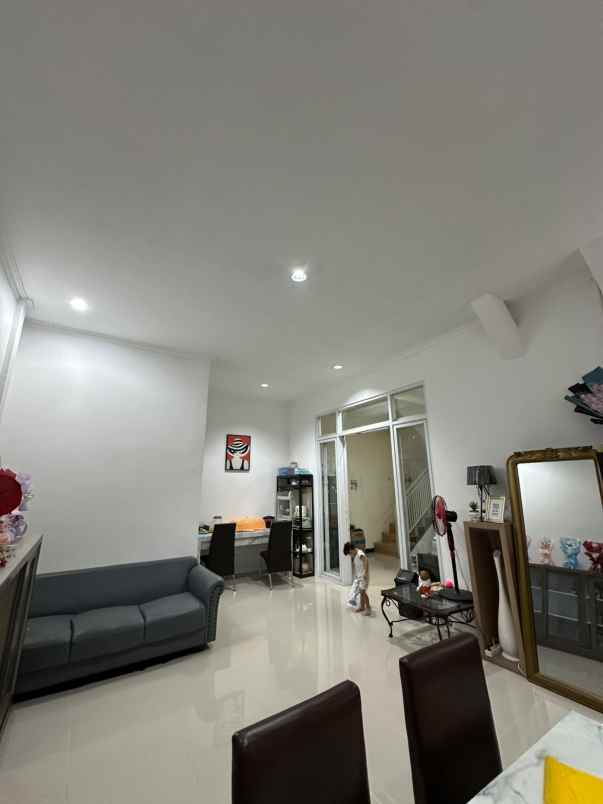 dijual rumah wisma lidah kulon