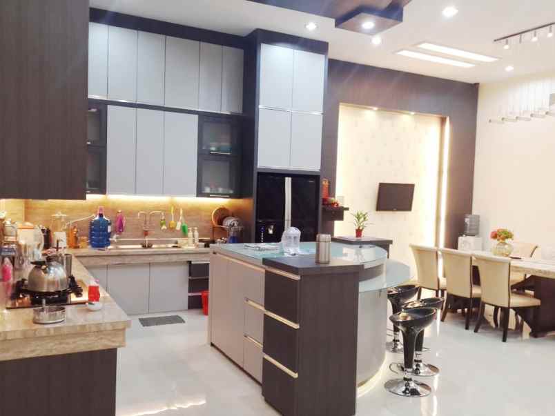 dijual villa komplek makmur garden