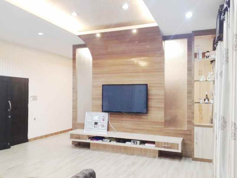 dijual villa komplek makmur garden