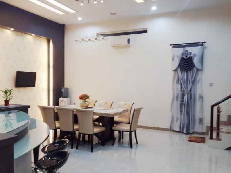 dijual villa komplek makmur garden