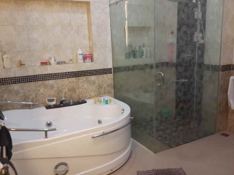 dijual villa komplek makmur garden