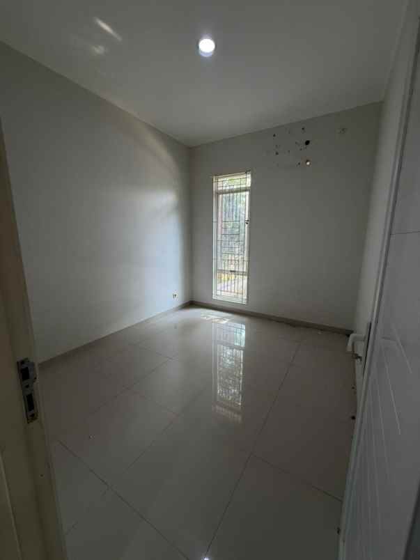 disewa rumah semi furnish di suvarna sutera tangerang