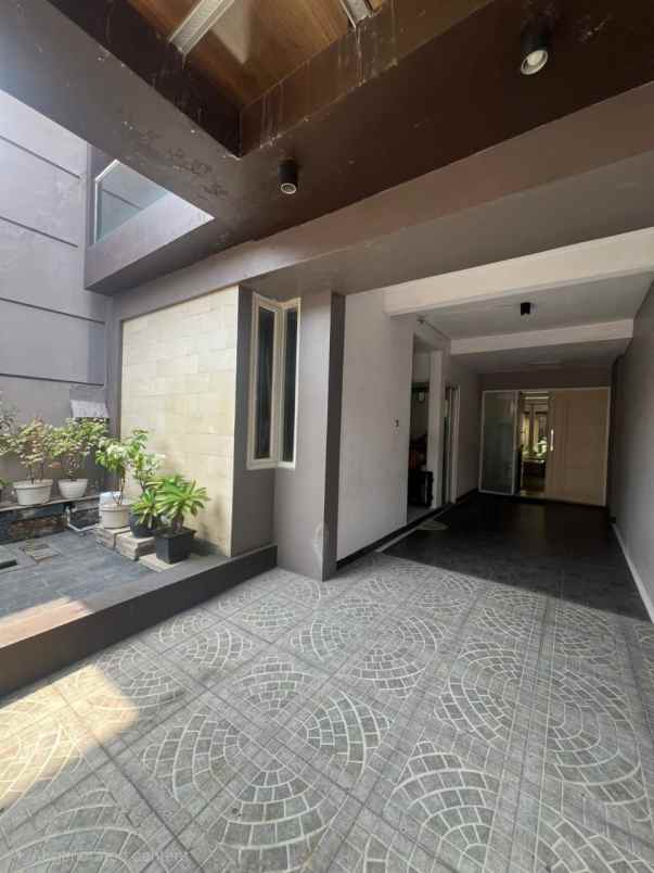 disewakan rumah dukuh kupang barat