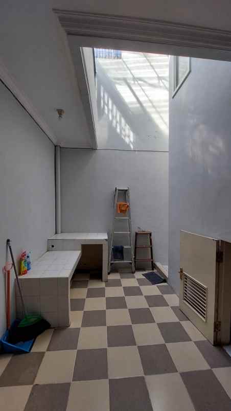 disewakan rumah pantai mentari