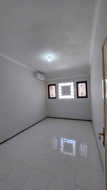 disewakan rumah pantai mentari