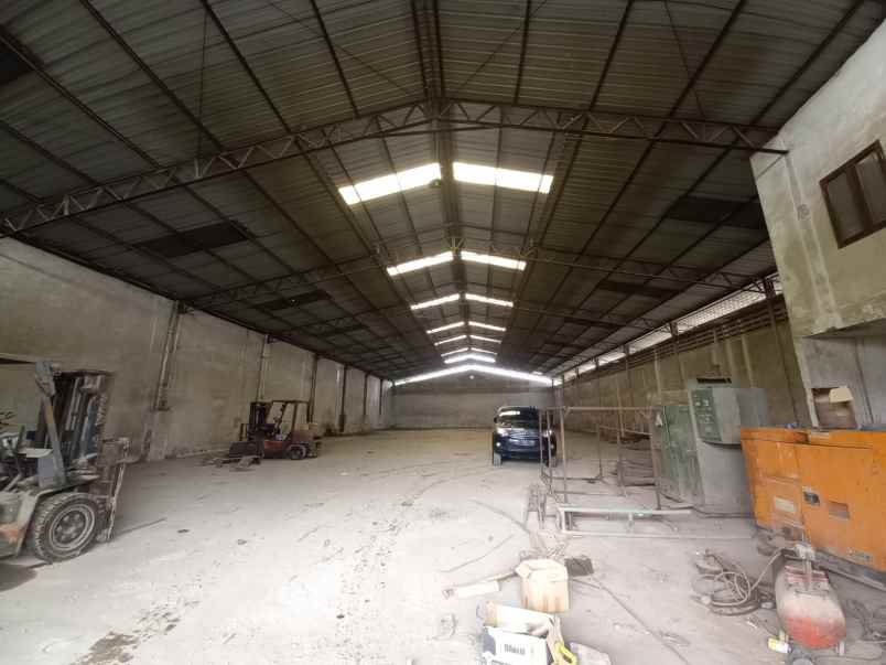 gudang luas jalan raya narogong bantar gebang bekasi