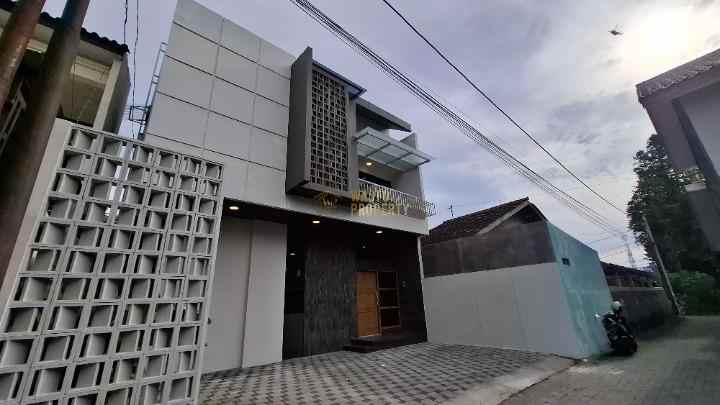 hunian mewah modern 2 lantai di kawasan elit palagan