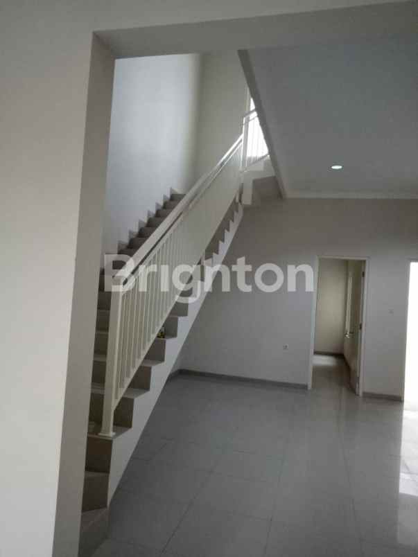 perumahan manyar mewah hanya 4m an lebar 8 meter