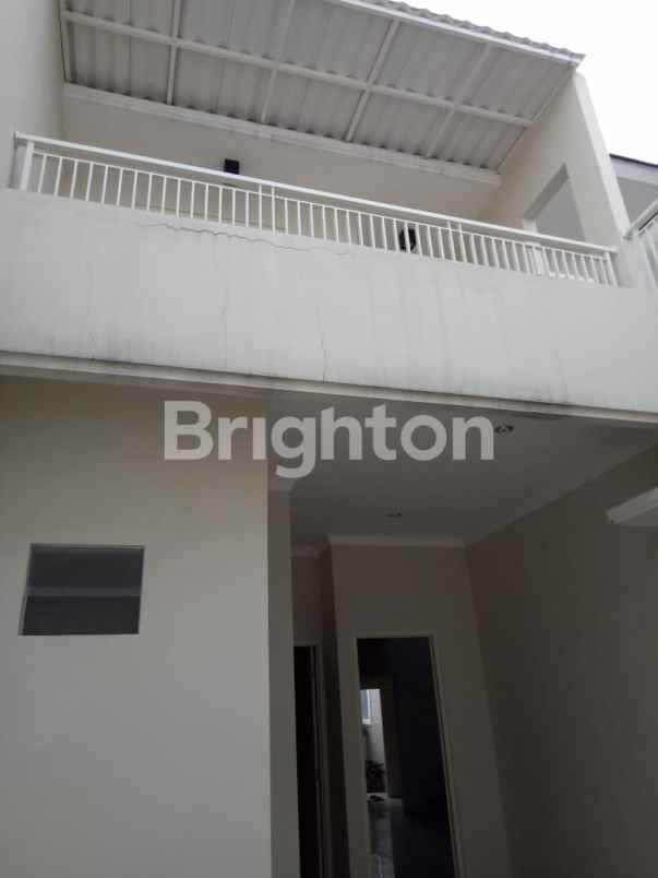 perumahan manyar mewah hanya 4m an lebar 8 meter