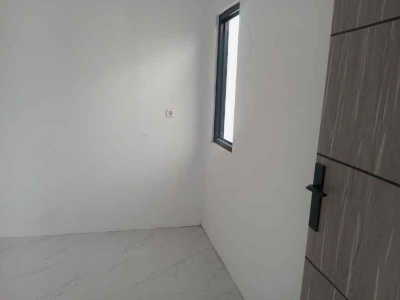 rumah 2 5 lantai ada carport rooftop di jagakarsa