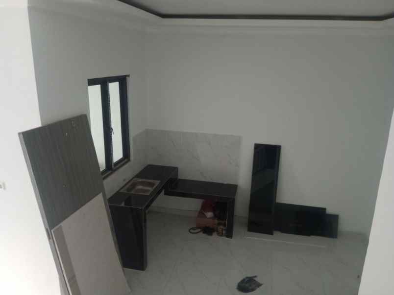 rumah 2 5 lantai ada carport rooftop di jagakarsa