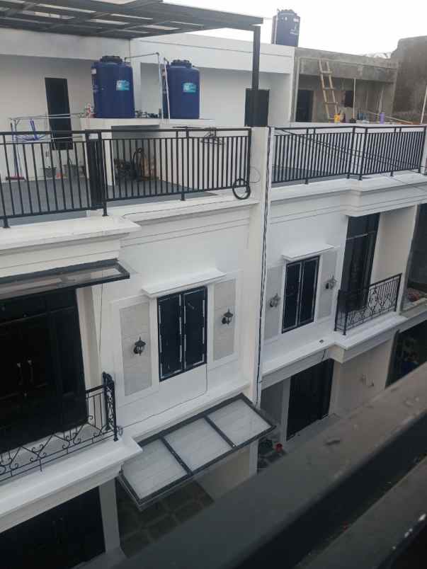 rumah 2 5 lantai ada carport rooftop di jagakarsa