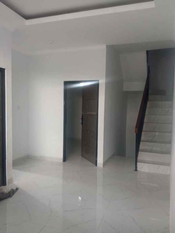 rumah 2 5 lantai ada carport rooftop di jagakarsa