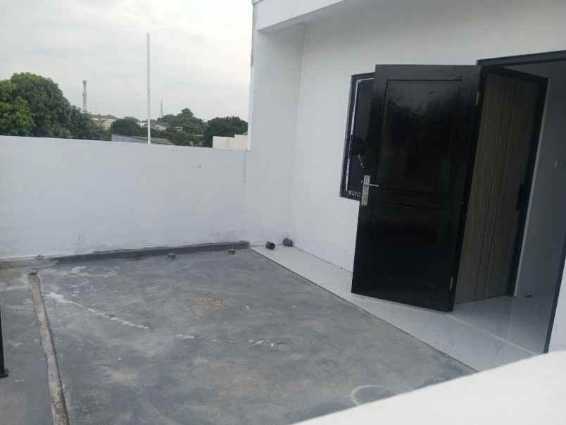 rumah 2 5 lantai ada carport rooftop di jagakarsa