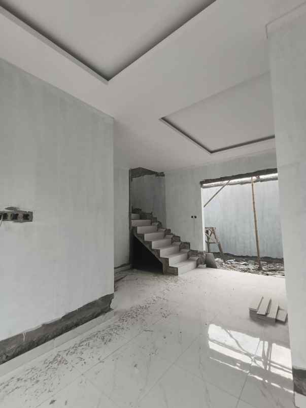 rumah 2 lantai dengan akses tol tanah baru
