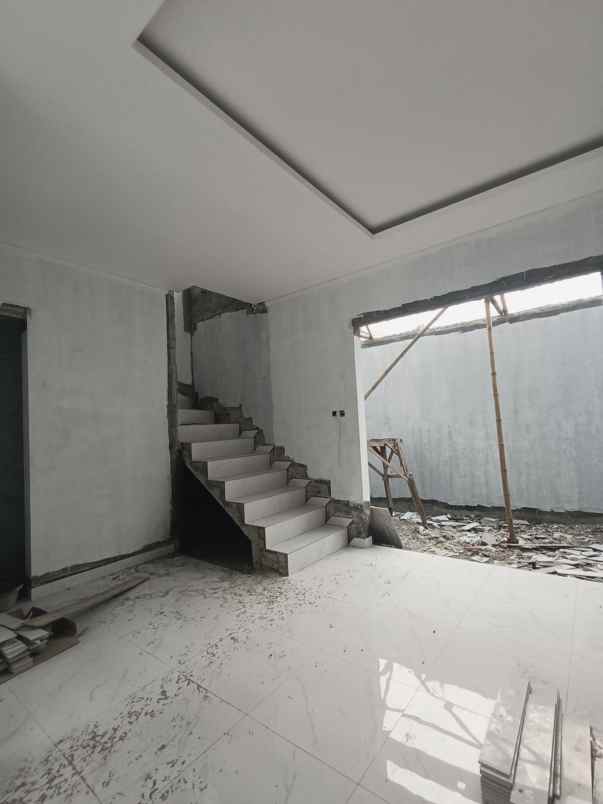 rumah 2 lantai dengan akses tol tanah baru
