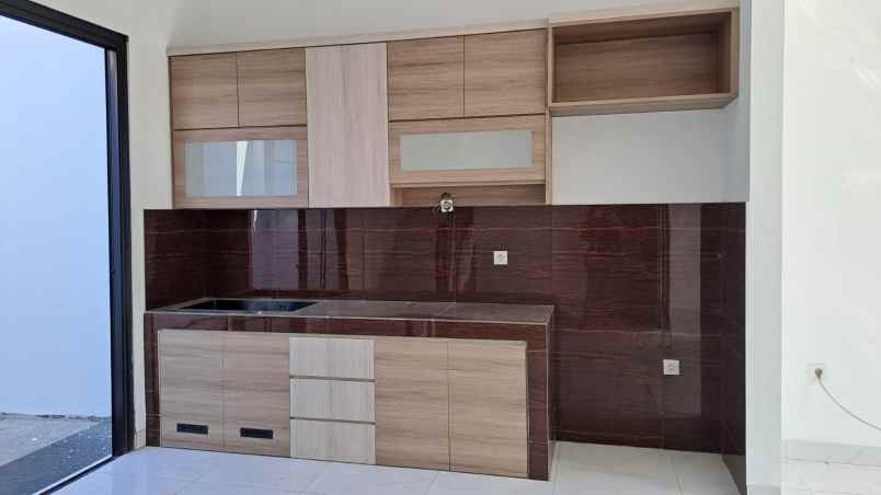 rumah 2 lantai dengan akses tol tanah baru