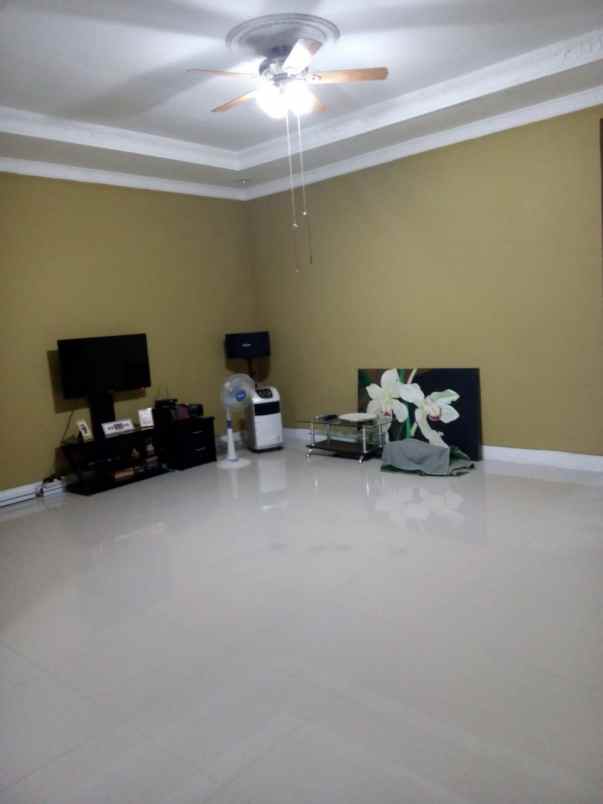 rumah 2 lantai kokoh rapi dan lias dijatiwaringin