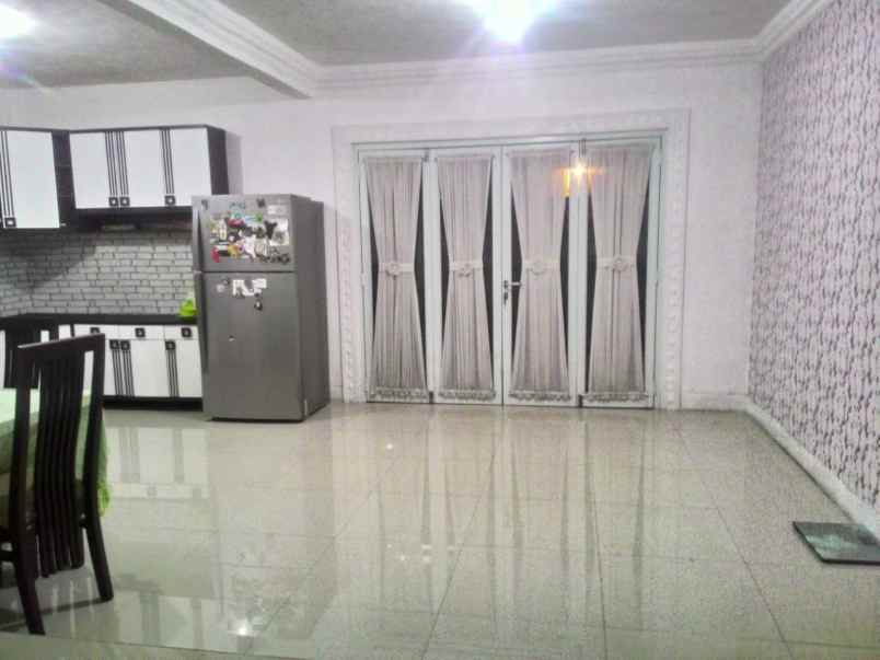 rumah 2 lantai kokoh rapi dan lias dijatiwaringin