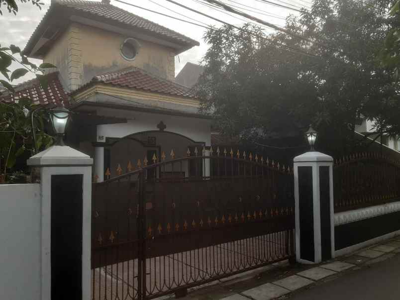 rumah 2 lantai kokoh rapi dan lias dijatiwaringin