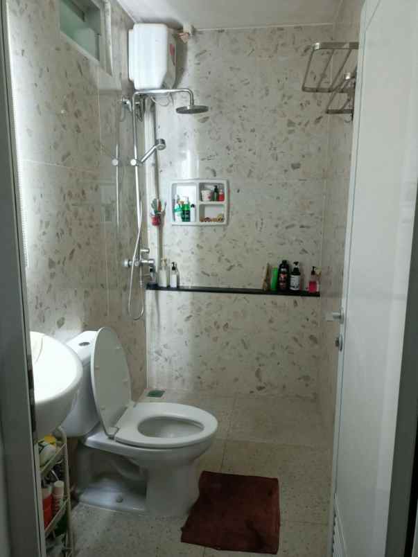 rumah 2 lantai kokoh rapi dan lias dijatiwaringin