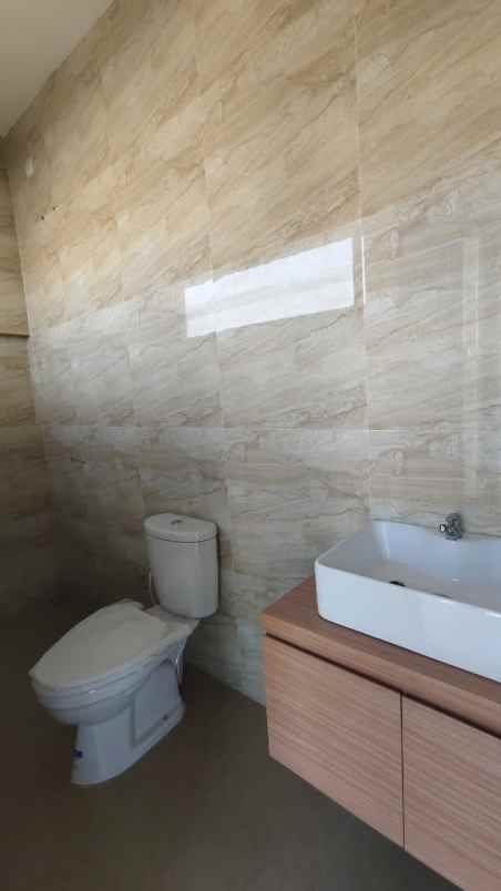 rumah 2 lantai lokasi di nol jalan raya cemorokandang