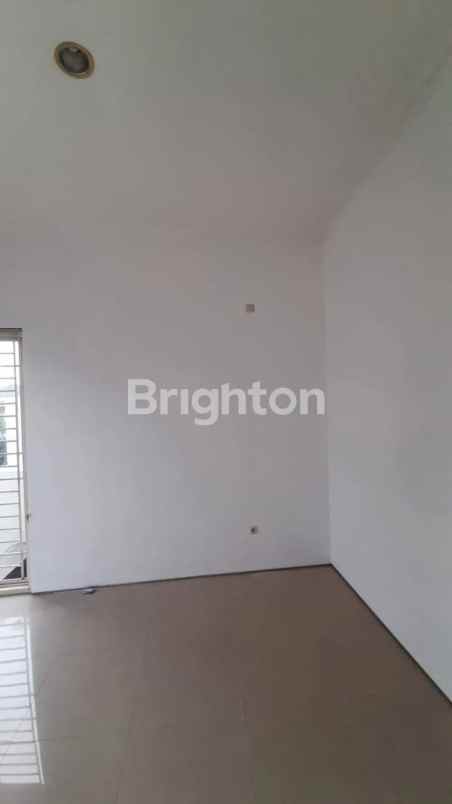 rumah 2 lantai pakuwon city ada halaman di belakang