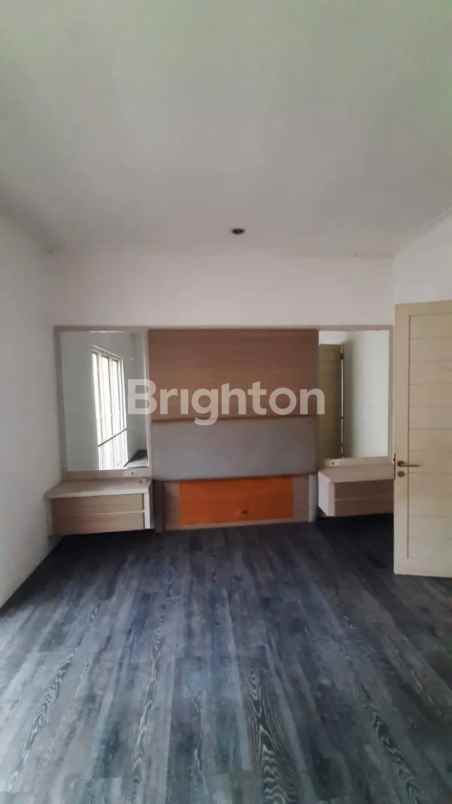 rumah 2 lantai pakuwon city ada halaman di belakang