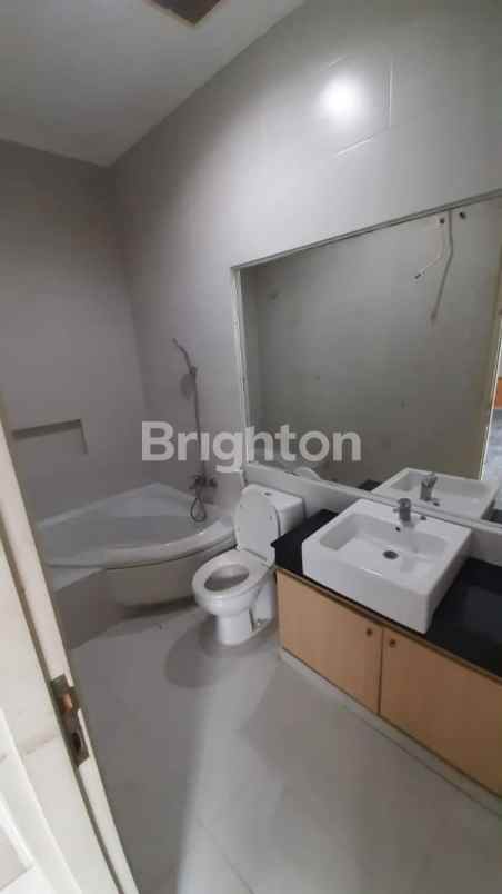 rumah 2 lantai pakuwon city ada halaman di belakang