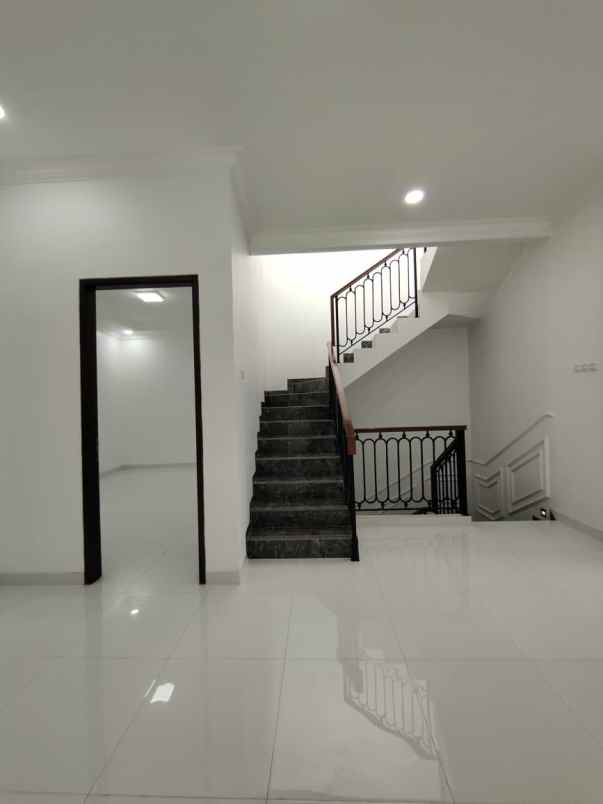rumah baru dengan rooftop di pondok kelapa jaktim