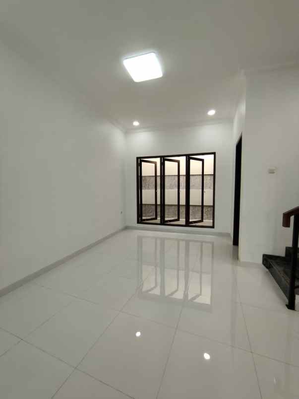 rumah baru dengan rooftop di pondok kelapa jaktim