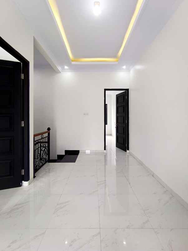 rumah baru design klasik mewah di pinang ranti jaktim