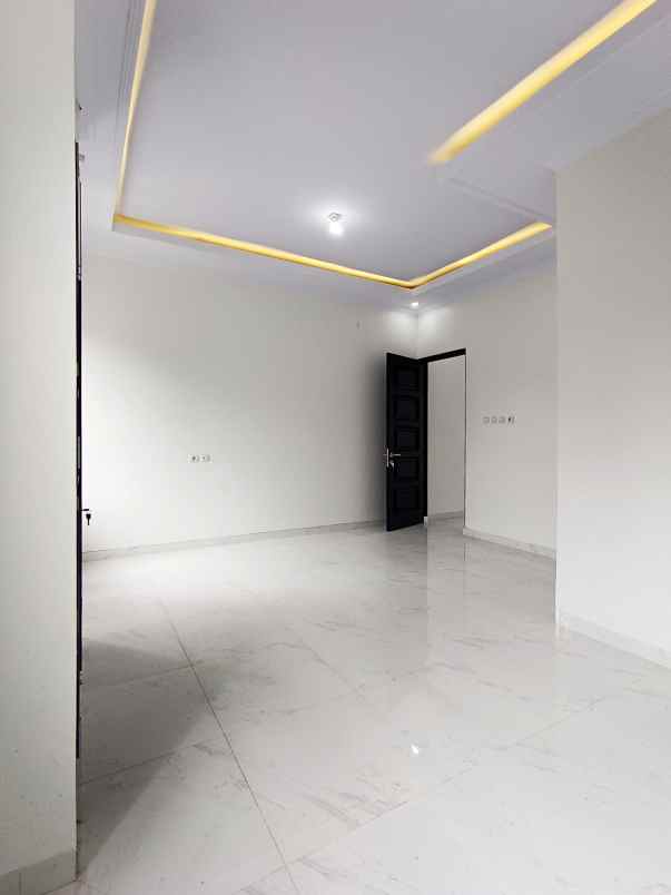 rumah baru design klasik mewah di pinang ranti jaktim