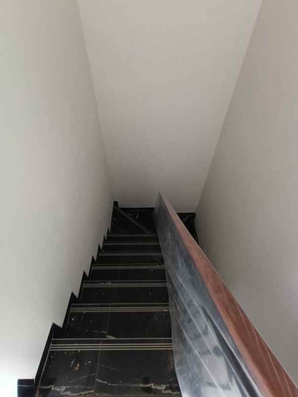 rumah baru siap huni 2 lantai di sulfat malang