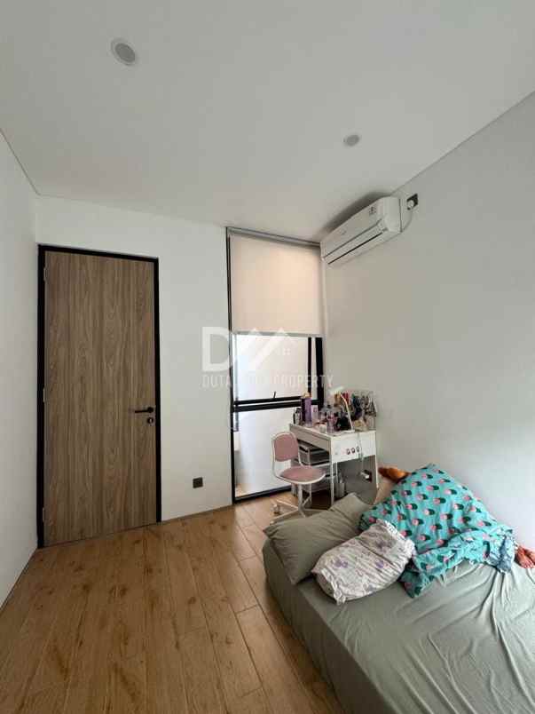 rumah bergaya industrial di graha raya bintaro