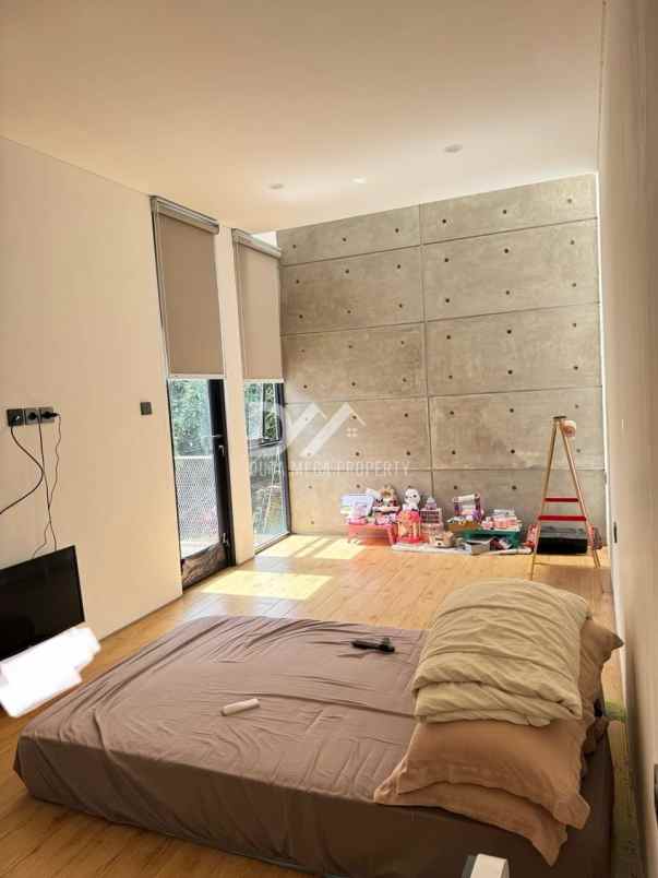 rumah bergaya industrial di graha raya bintaro