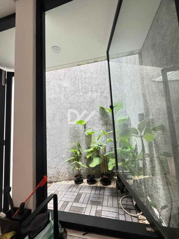 rumah bergaya industrial di graha raya bintaro