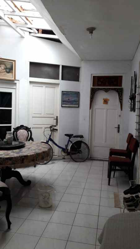 rumah berlokasi strategis di jakarta selatan