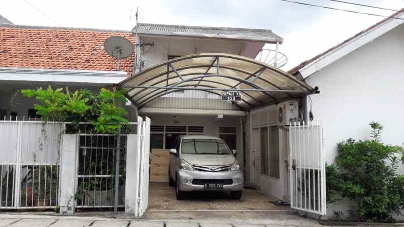 rumah berlokasi strategis di jakarta selatan