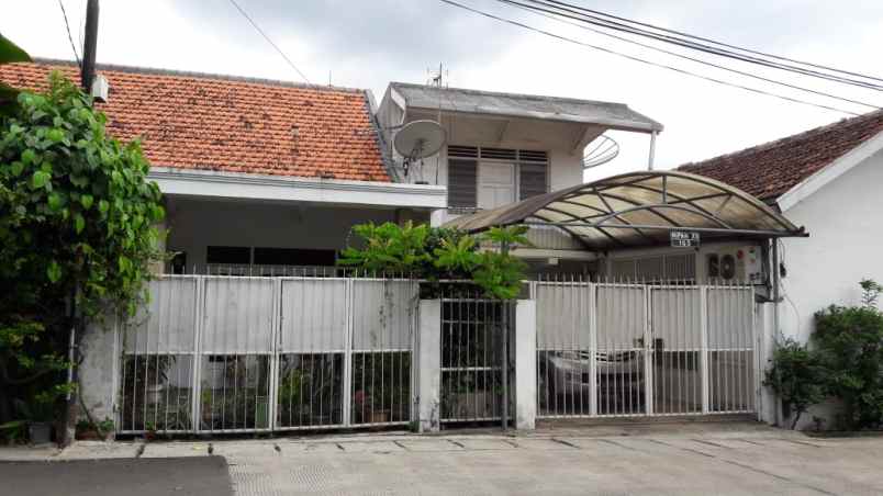 rumah berlokasi strategis di jakarta selatan