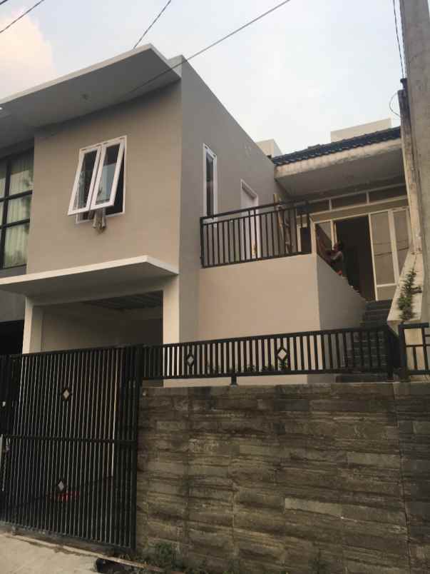 rumah bukit sariwangi lingkungan nyaman hadap barat