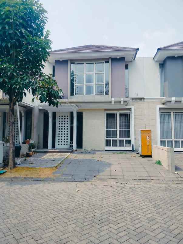 rumah disewakan greenlake citraland surabaya barat