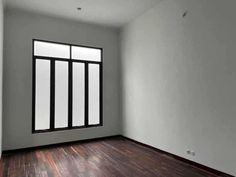 rumah jln raya petamburan