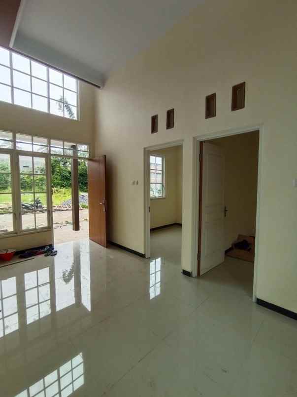 rumah konsep villa lokasi di kedungkandang