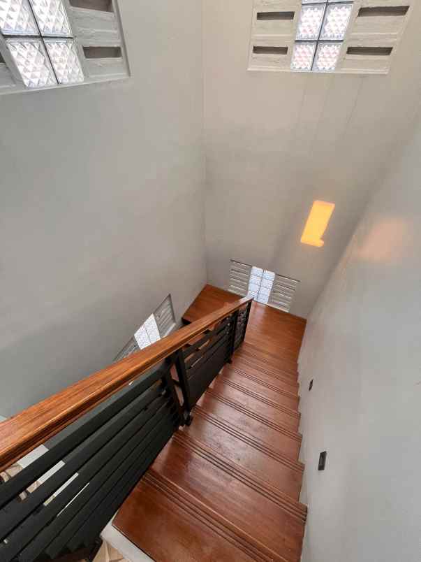 rumah modern 2 5 lantai di tanah baru beji depok