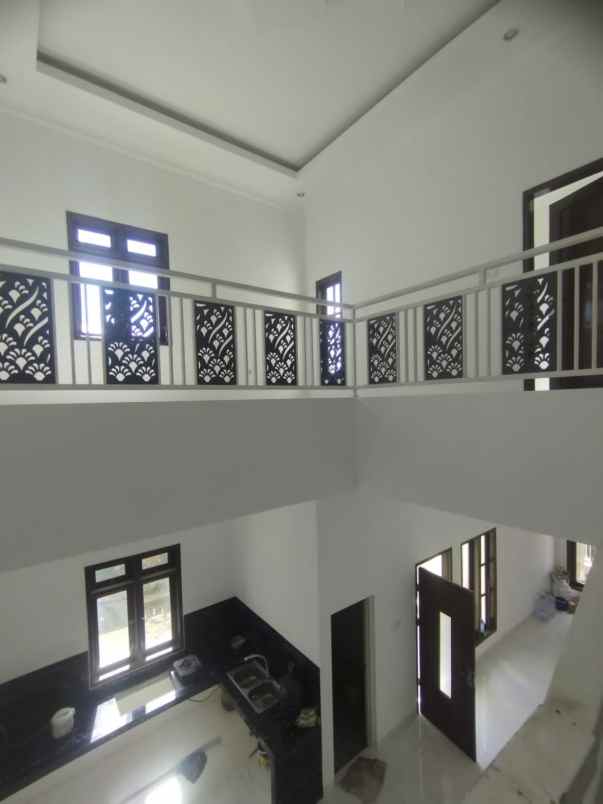 rumah modern 2 lantai kawasan nyaman jalan lebar