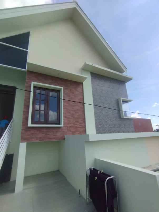 rumah modern 2 lantai kawasan nyaman jalan lebar
