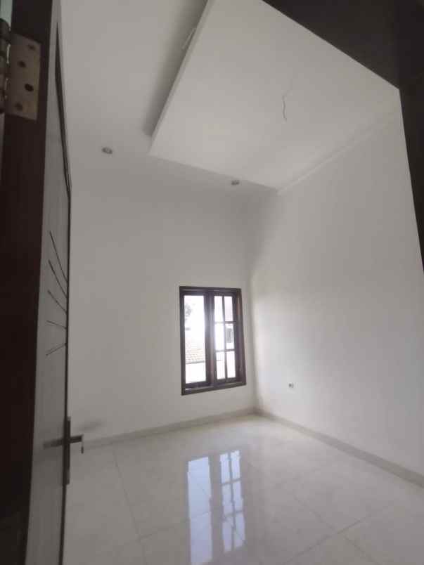 rumah modern 2 lantai kawasan nyaman jalan lebar