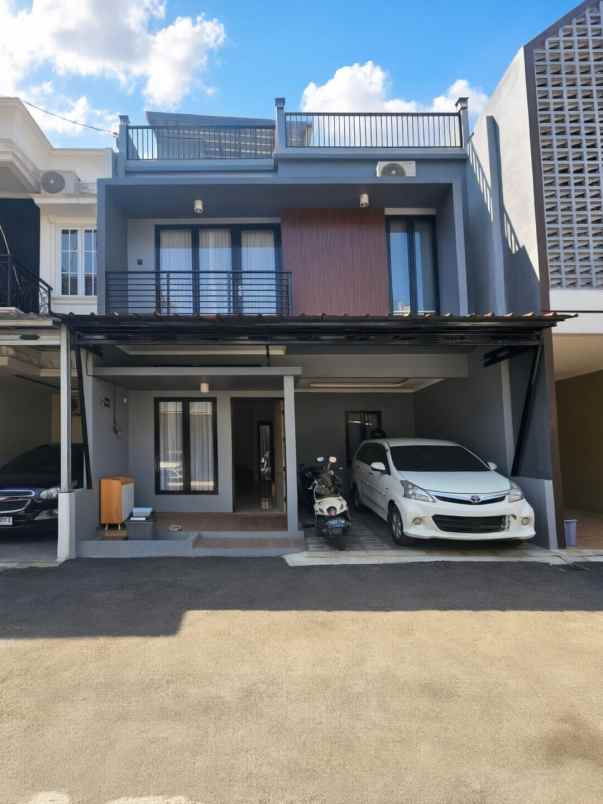 rumah modern minimalis 2 5 lantai di jagakarsa jaksel